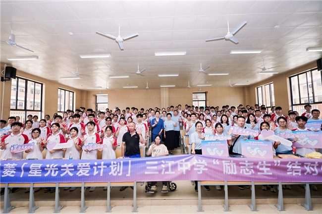 父亲背女上学12年获赠五菱星光S及助学金