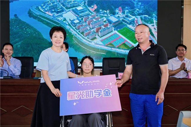 父亲背女上学12年获赠五菱星光S及助学金