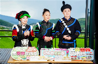 父亲背女上学12年获赠五菱星光S及助学金