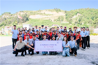 父亲背女上学12年获赠五菱星光S及助学金