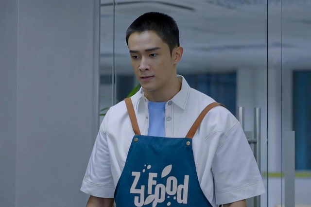 双面人格与奇幻世界交织 洪凌邓伟徳演绎《带剑女孩》角色魅力