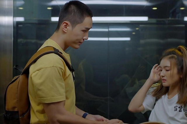 双面人格与奇幻世界交织 洪凌邓伟徳演绎《带剑女孩》角色魅力