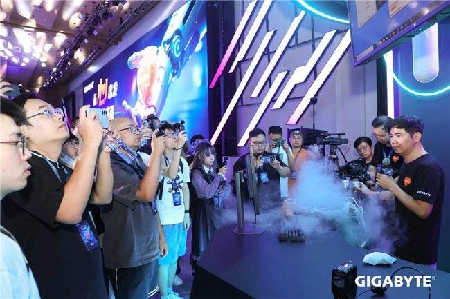 技嘉7.3GHz液氮超频挑战成功 来自D5黑科技主板