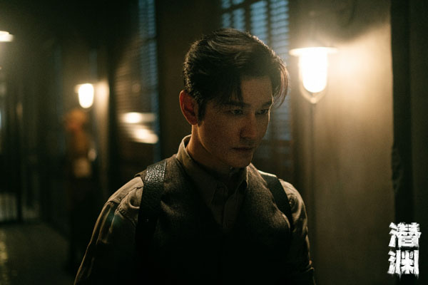 黄晓明《潜渊》圆满收官 剧综收视登顶 成就演技高光时刻