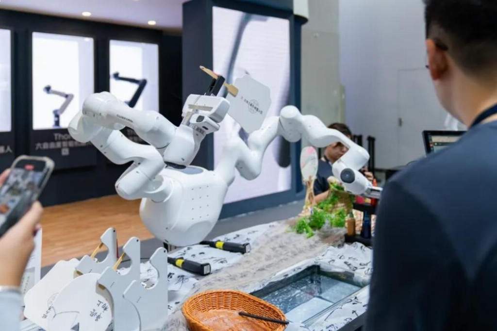 展会现场 | 思灵机器人（Agile Robots）亮相第二十五届工博会，等您聊技术，对方案！