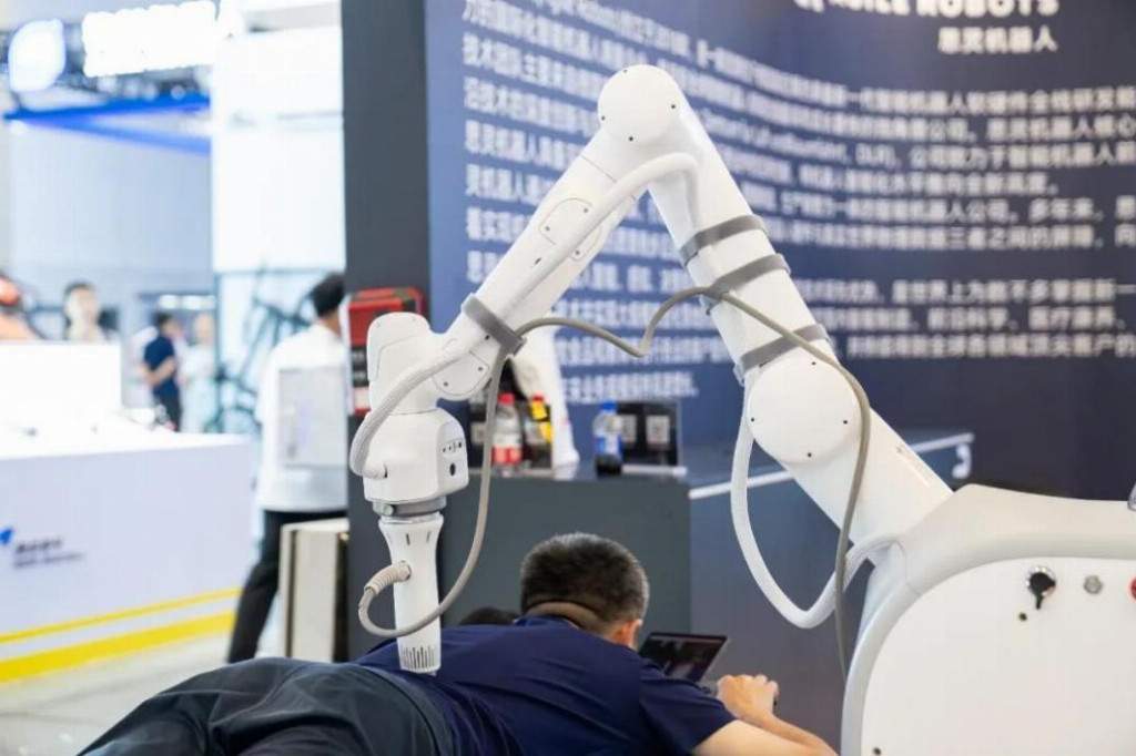展会现场 | 思灵机器人（Agile Robots）亮相第二十五届工博会，等您聊技术，对方案！
