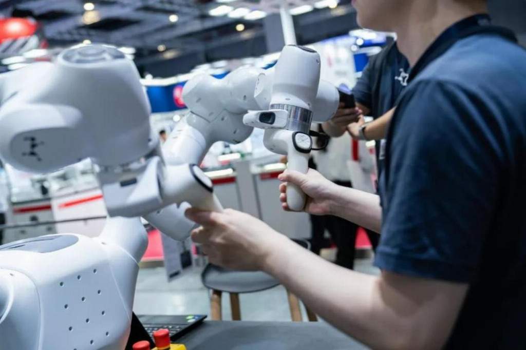 展会现场 | 思灵机器人（Agile Robots）亮相第二十五届工博会，等您聊技术，对方案！