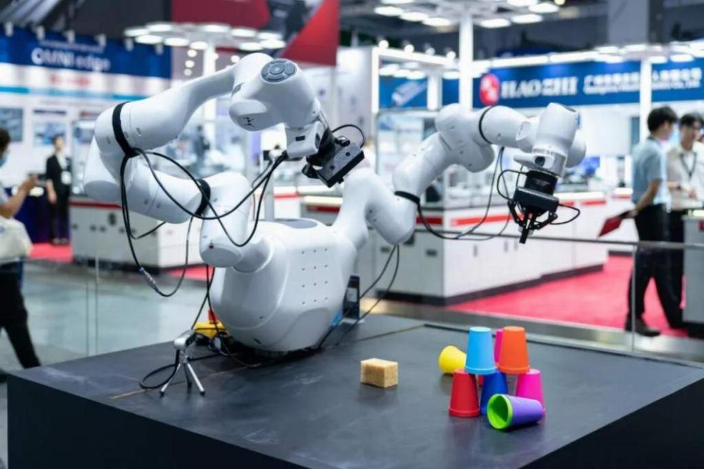 展会现场 | 思灵机器人（Agile Robots）亮相第二十五届工博会，等您聊技术，对方案！