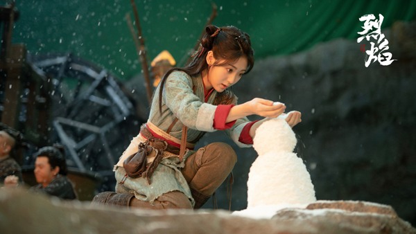 邢菲新剧《烈焰》开播，古装玄幻演绎奴隶少女逆袭成长