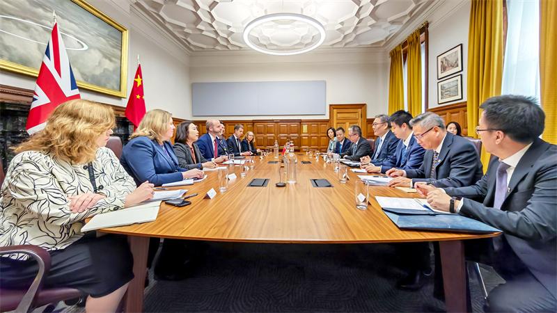 中英深化经贸合作，共同维护多边贸易体系