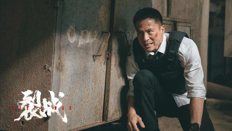 硬汉对决与枪战盛宴，揭秘《裂战》中的动作与阴谋