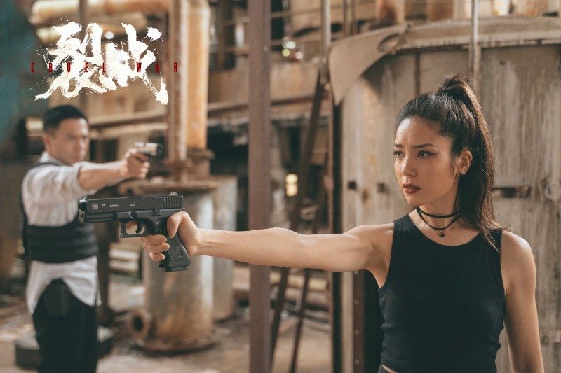 硬汉对决与枪战盛宴，揭秘《裂战》中的动作与阴谋