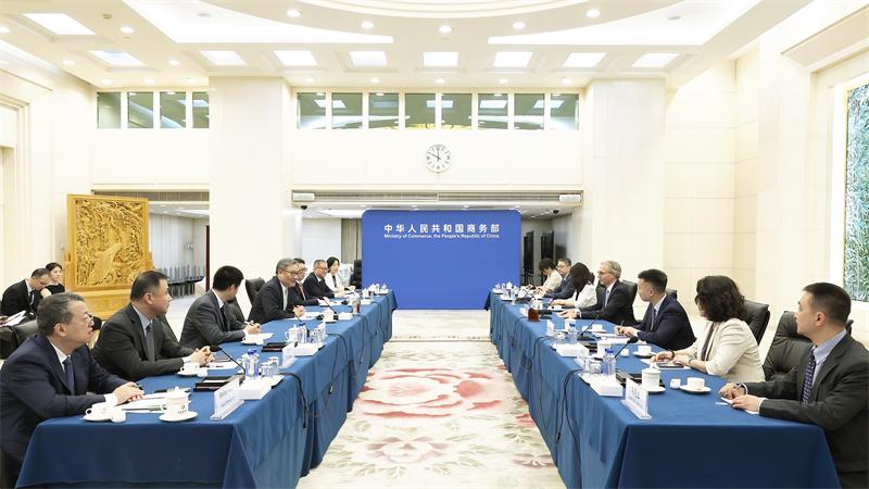 部长会见外企高管深化合作，中国持续优化营商环境吸引外资