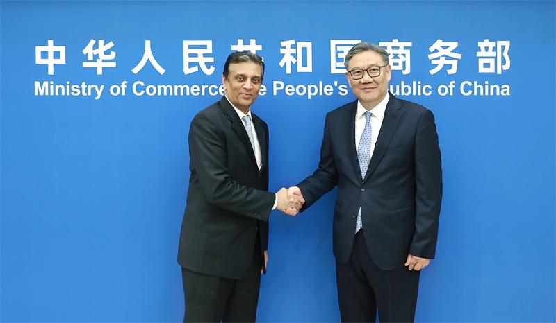 中美经贸关系稳定发展，平等对话是解决分歧关键