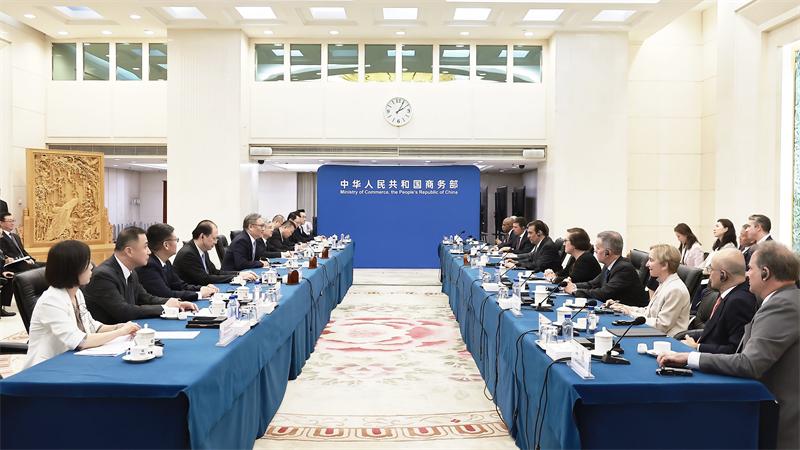 中美经贸关系稳定发展，平等对话是解决分歧关键