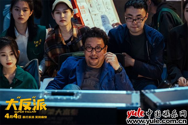 失忆小演员乌龙逆袭，爆笑反派血脉觉醒记