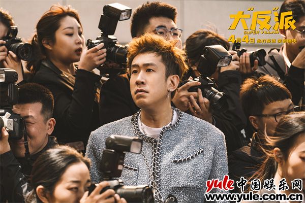 失忆小演员乌龙逆袭，爆笑反派血脉觉醒记