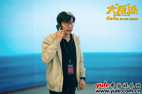 失忆小演员乌龙逆袭，爆笑反派血脉觉醒记