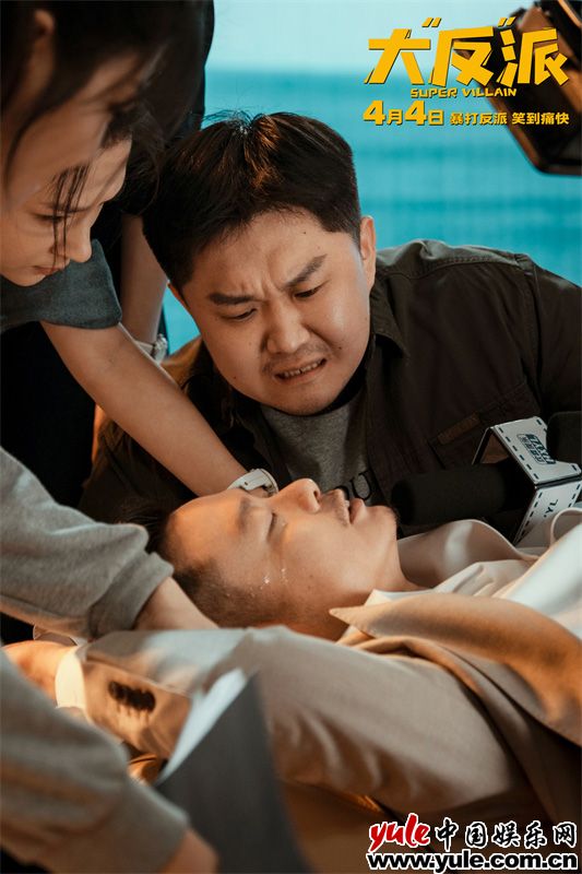 失忆小演员乌龙逆袭，爆笑反派血脉觉醒记