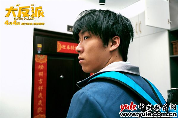 失忆小演员乌龙逆袭，爆笑反派血脉觉醒记