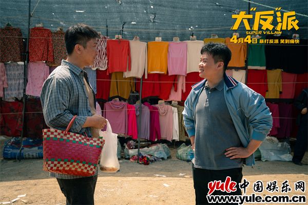 失忆小演员乌龙逆袭，爆笑反派血脉觉醒记