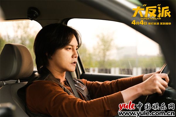 失忆小演员乌龙逆袭，爆笑反派血脉觉醒记