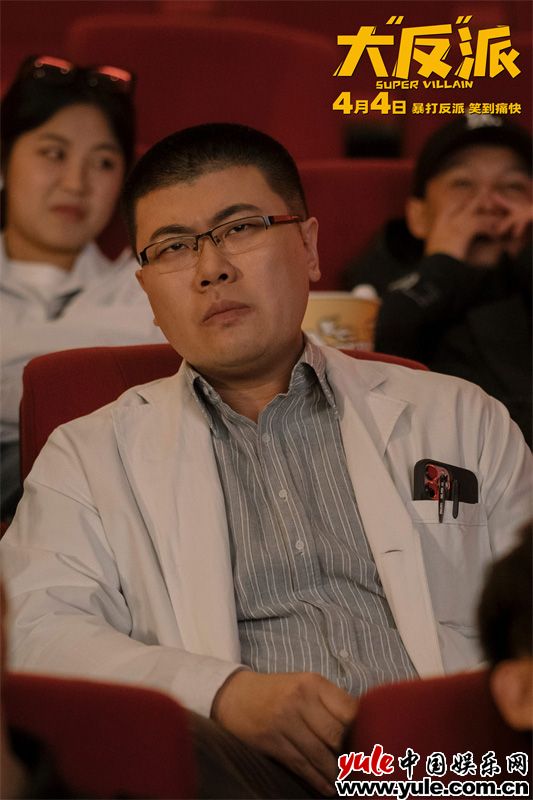 失忆小演员乌龙逆袭，爆笑反派血脉觉醒记